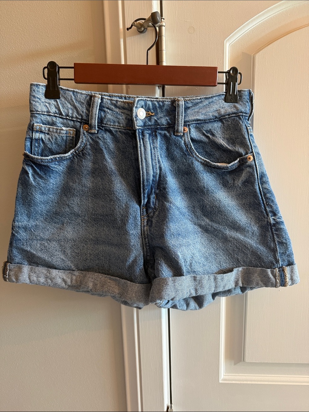 Classic High-Waist Cuffed Hem Denim Shorts in Light Blue